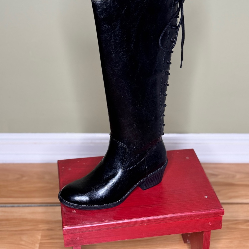 *NWT* Elegant Eurosoft Black Lace-Up Women's Boots